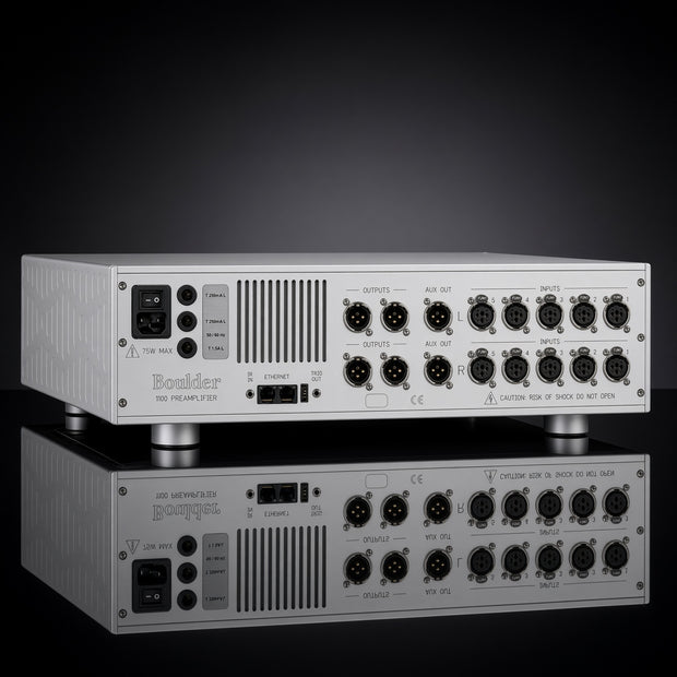 Boulder 1110 前級放大器背面，多組平衡 XLR 輸入／輸出與電源插座