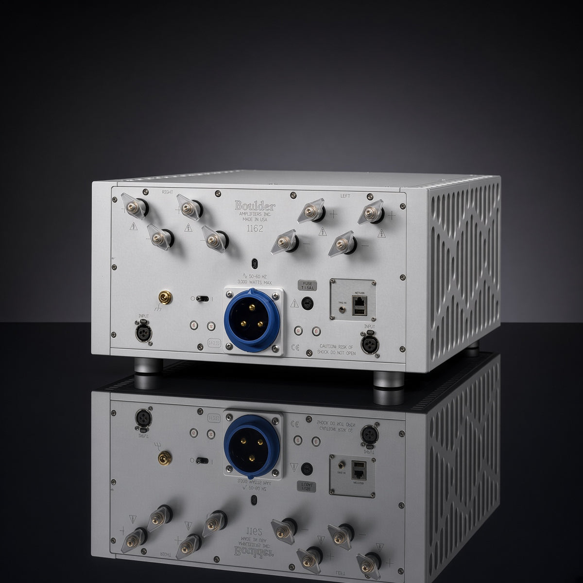 Boulder 1162 立體聲後級背面，平衡 XLR 輸入、多組喇叭接線柱與電源插座