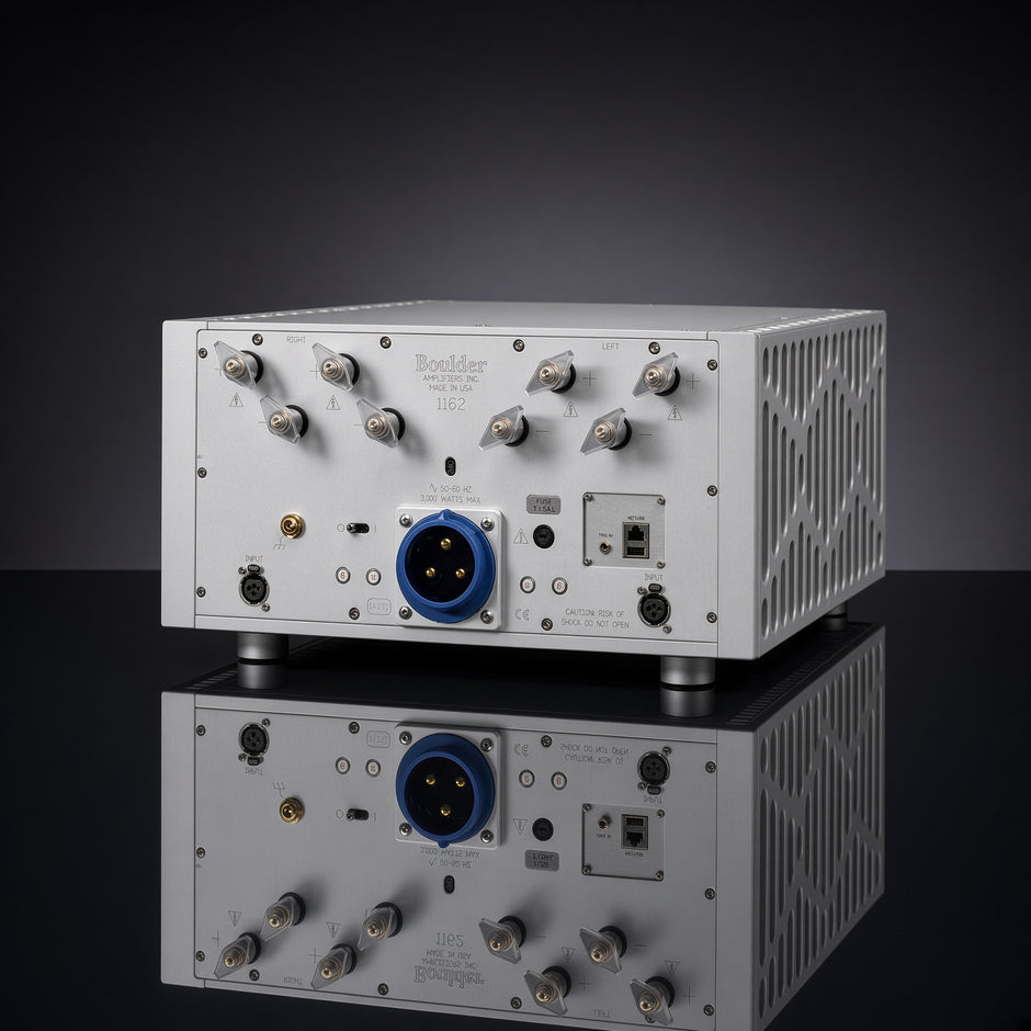 Boulder 1162 立體聲後級背面，平衡 XLR 輸入、多組喇叭接線柱與電源插座