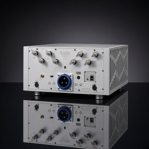 Boulder 1162 立體聲後級背面，平衡 XLR 輸入、多組喇叭接線柱與電源插座