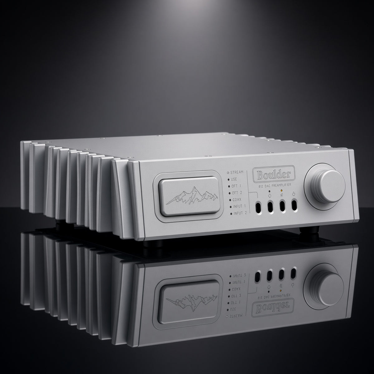 Boulder 812 DAC／前級／耳機放大器正面，銀色機身、山形銘牌、音量旋鈕與波浪散熱片