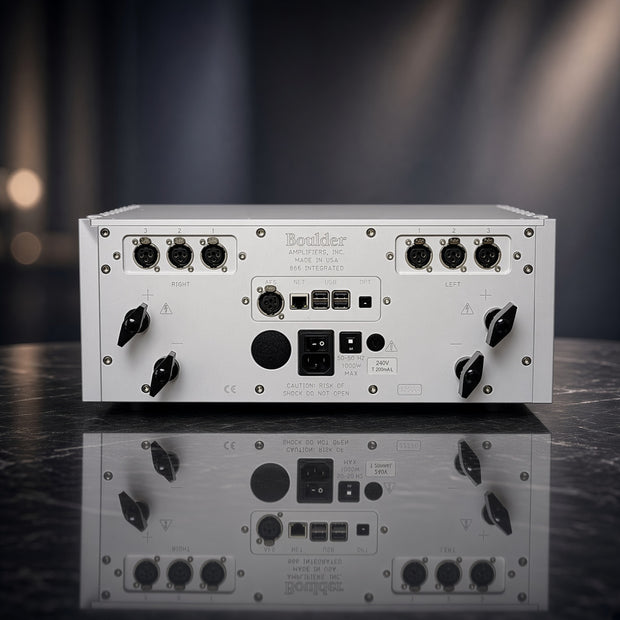 Boulder 866 合併式放大器背面，平衡 XLR、USB／AES／光纖／網絡輸入與喇叭接線柱