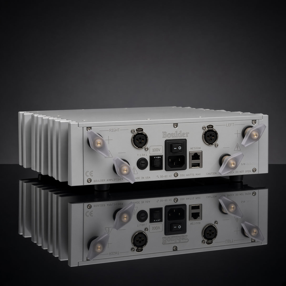 Boulder 861 立體聲後級背面，平衡 XLR 輸入、喇叭接線柱與電源插座