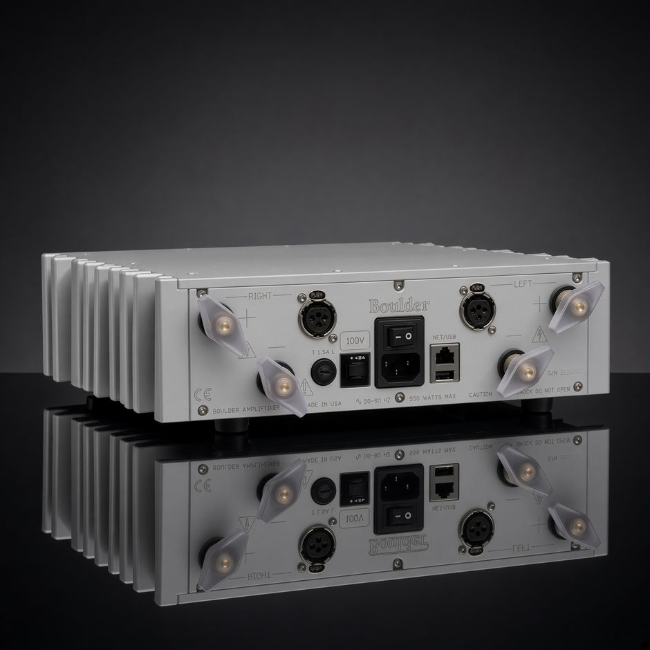 Boulder 861 立體聲後級背面，平衡 XLR 輸入、喇叭接線柱與電源插座
