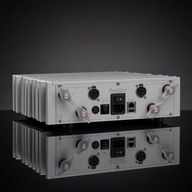 Boulder 861 立體聲後級背面，平衡 XLR 輸入、喇叭接線柱與電源插座