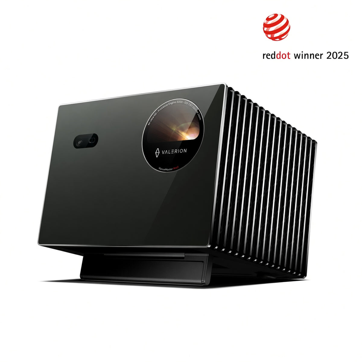 Valerion VisionMaster pro 2 黑色投影機正面斜角，圓形鏡頭與側邊金屬散熱鰭片，2025紅點設計獎標誌 