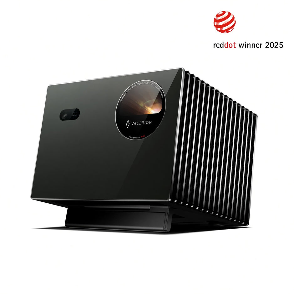 Valerion VisionMaster pro 2 黑色投影機正面斜角，圓形鏡頭與側邊金屬散熱鰭片，2025紅點設計獎標誌 