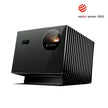 Valerion VisionMaster pro 2 黑色投影機正面斜角，圓形鏡頭與側邊金屬散熱鰭片，2025紅點設計獎標誌 